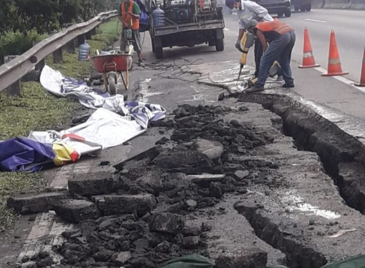 Ruas Tol Surabaya-Gempol longsor