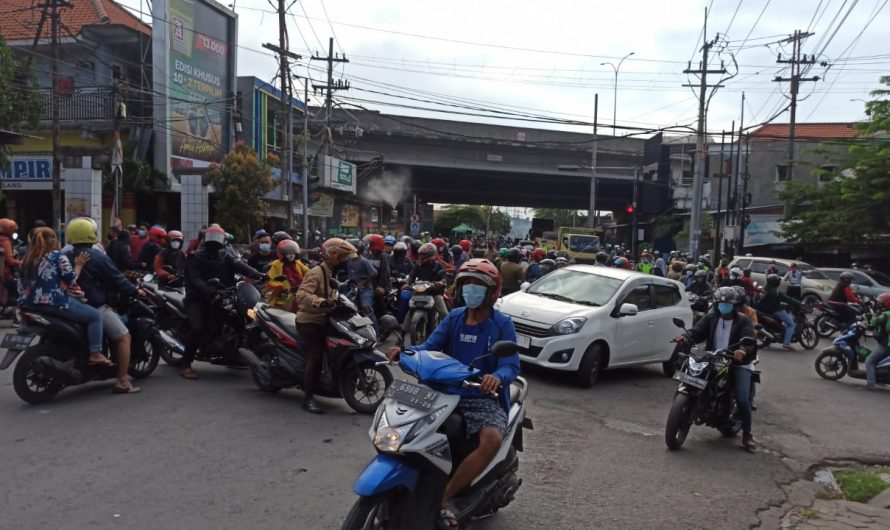 Perketat Mobilitas Masyarakat, Polisi Tambah Jalur Penyekatan di Karang Pilang