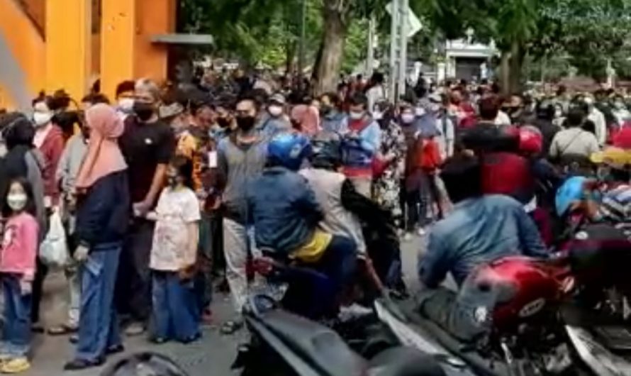 Warga Sesalkan Vaksinasi di Stadion Tambaksari Tak Sesuai Prokes