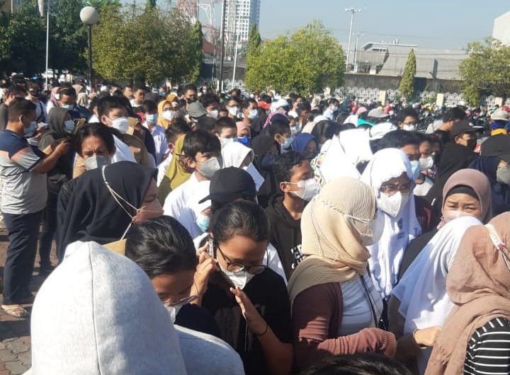 Vaksinasi Covid-19 Dosis ke-2 di Islamic Center Ricuh, Wali Murid Protes Pemkot Surabaya