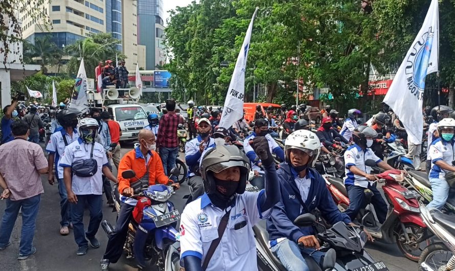 Massa Buruh Orasi Tuntut Kenaikkan UMP 2022 Sebesar Rp 300 Ribu