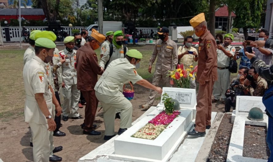 Hari Pahlawan, Berto Izaak Doko Bersama Veteran Tabur Bunga di Makam Pahlawan
