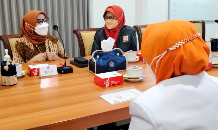 Jelang Hari Ibu, Perempuan PKS Surabaya Silaturahim ke Rini Indriyani Eri Cahyadi