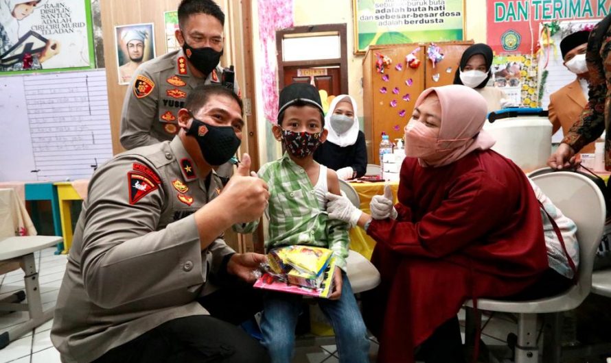 Dukung Herd Immunity, Polda Jatim Vaksinasi Anak Usia 6-11 Tahun