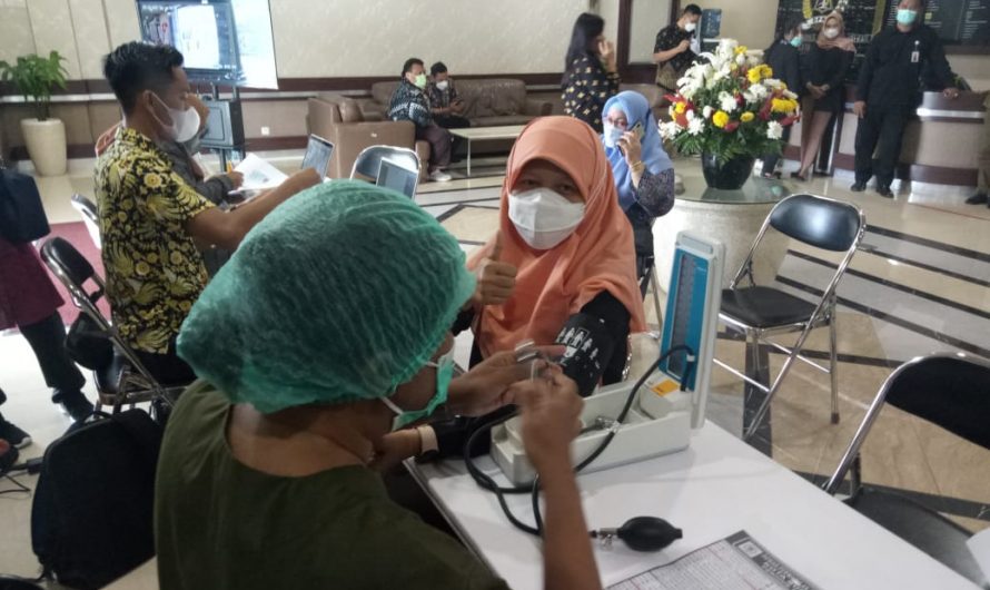 Anggota DPRD Surabaya Laksanakan Vaksin Booster