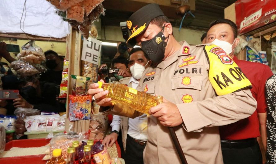 Kapolda Jatim Cek Ketersediaan Minyak Goreng di Pasar Wonokromo