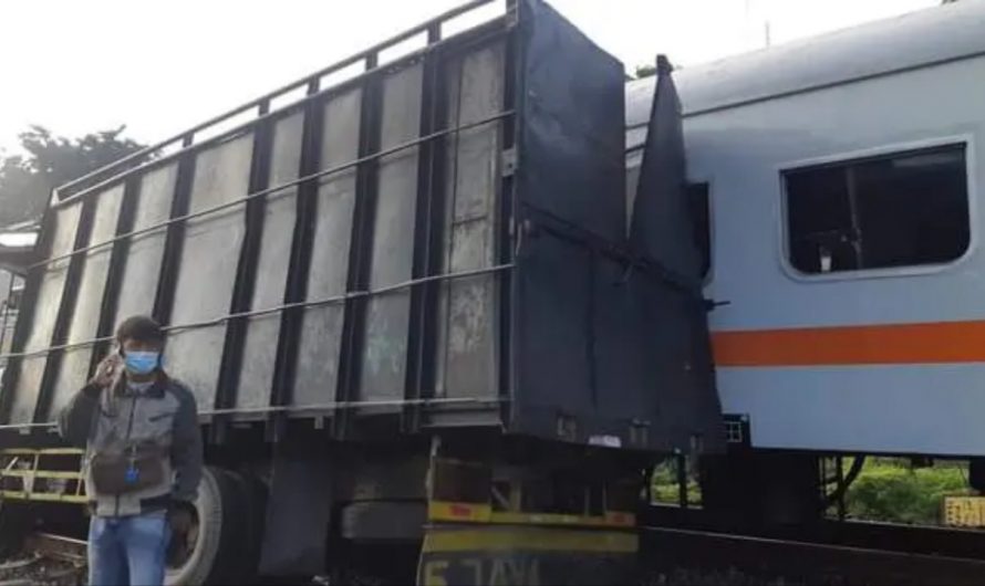 Kecelakaan KA Tabrak 2 Truk di Lamongan, 3 Orang Luka Serius