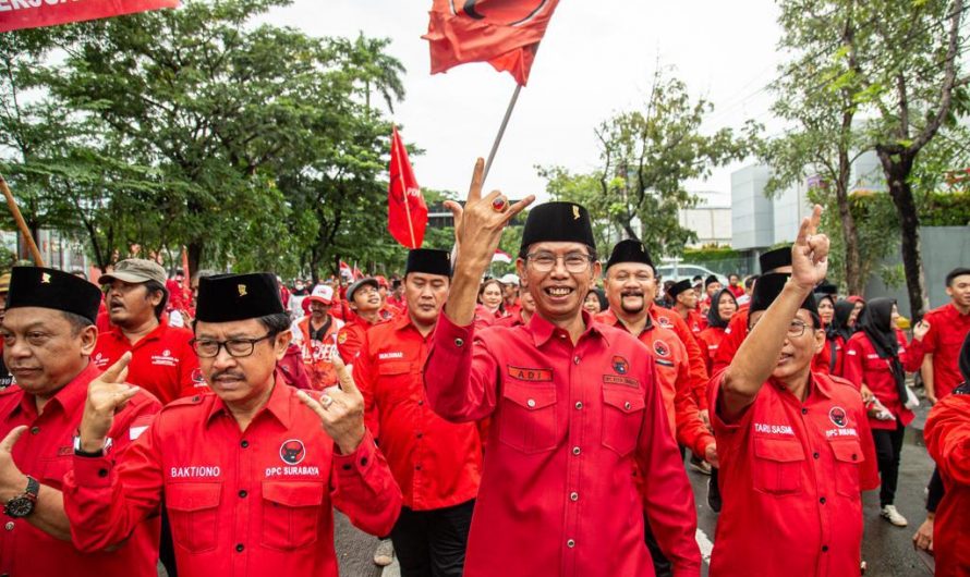 Diteken Megawati, PDIP Surabaya Long March Daftarkan 50 Bacaleg ke KPUD, Kampanyekan “Ganjar Presiden”