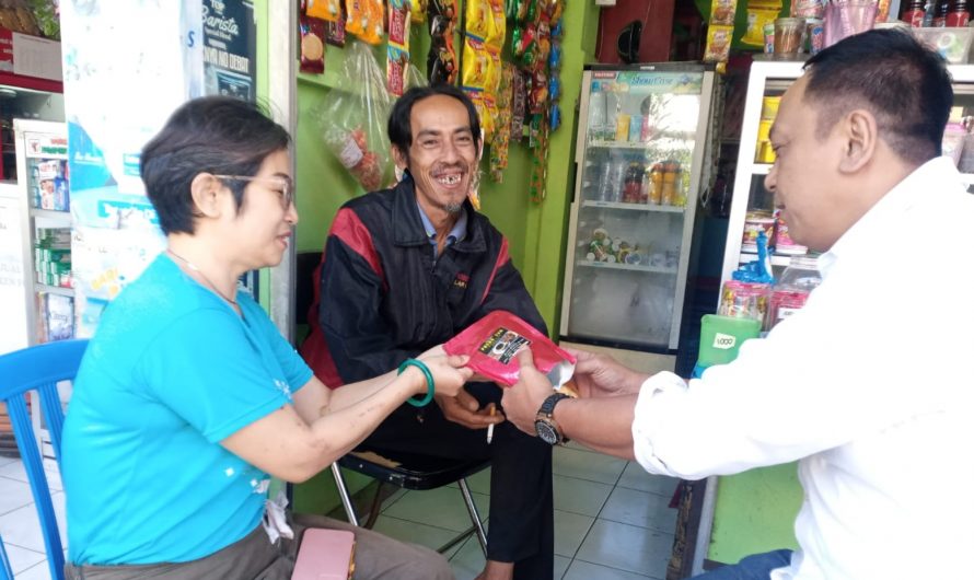 Berdayakan Warkop Kampung Menur, Anas Karno Bagikan Kopi UMKM