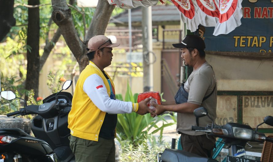 Cegah Dehidrasi Dampak Elnino, Golkar Surabaya Gelontor Ratusan Air Mineral