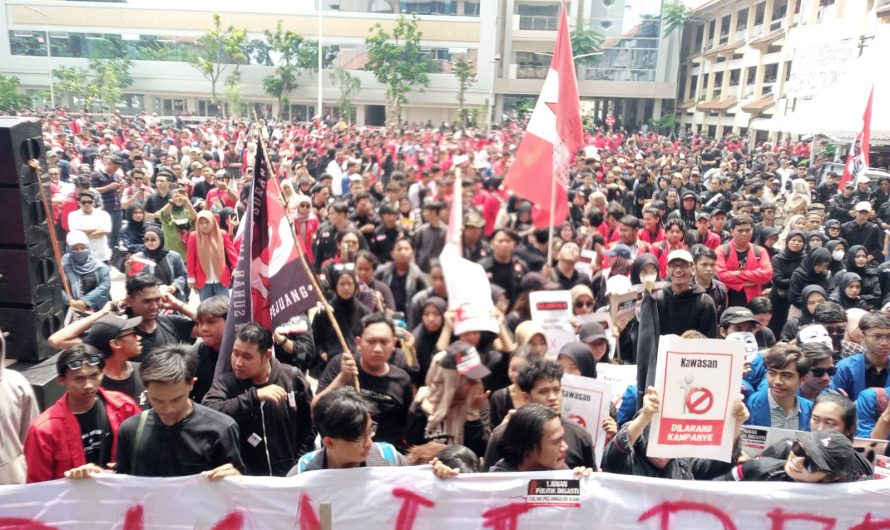 Mahasiswa Surabaya Gelar Aksi Tolak Politik Dinasti