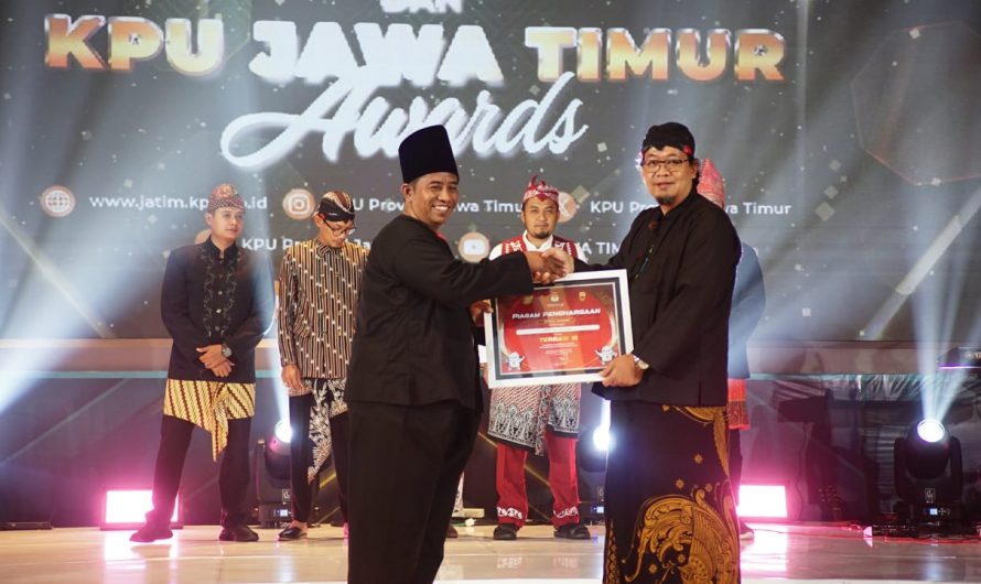 KPU Surabaya Raih 2 Penghargaan Sosialisasi Pendidikan Pemilih dan Publikasi Kirab Pemilu Terbaik