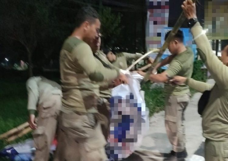 Jelang Masa Tenang,Satpol PP Surabaya Bersama Panwascam Tertibkan APK Pemilu 2024