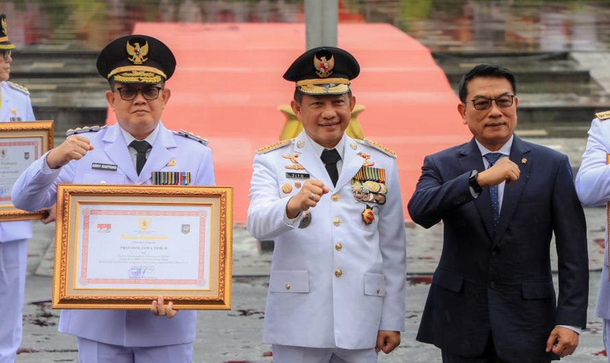 Pj Gubernur Adhy Karyono Terima Penghargaan di Hari Otoda 2024