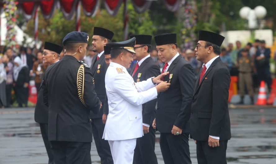 Eri Cahyadi Terima Satyalancana Karya Bhakti Praja Nugraha