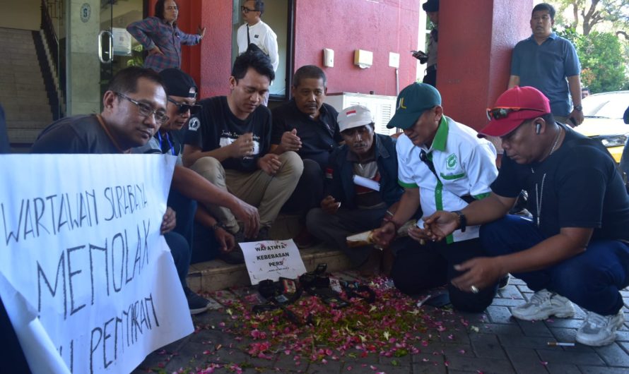 Tolak RUU Penyiaran, Wartawan Surabaya Gelar Aksi Tabur Bunga