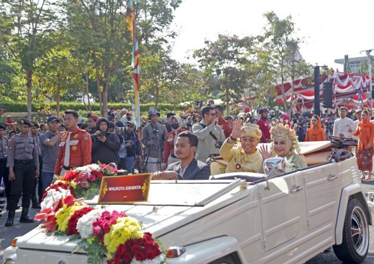 Kenakan Busana Manten Pegon, Wali Kota Eri Ikut ‘Surabaya Vaganza’