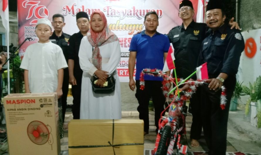 Meriahkan HUT RI ke- 79, Warga RT02 Kutisari Utara Terima Ratusan Doorprize Menarik