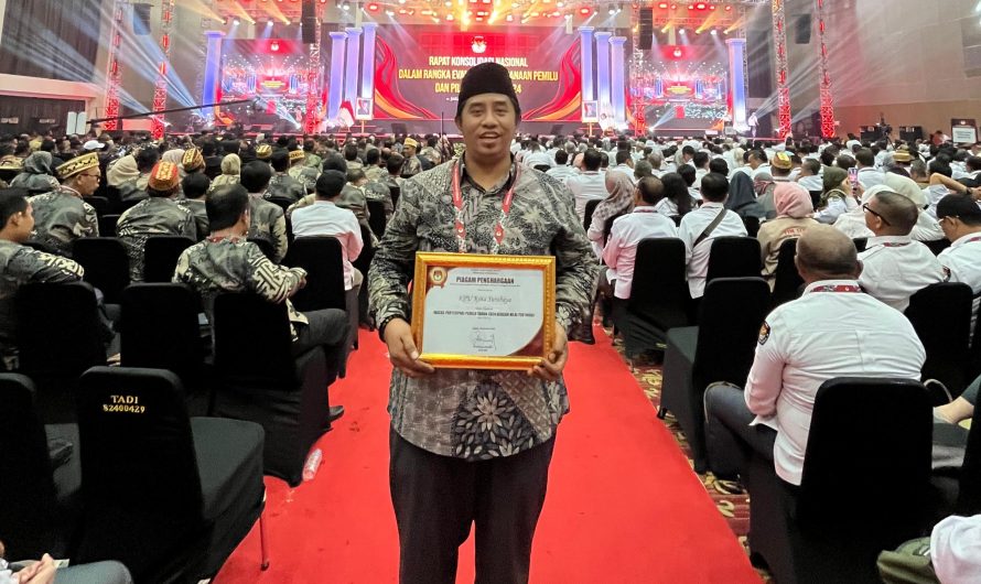 Jaga Tradisi Juara,KPU Surabaya Raih Dua Penghargaan Tingkat Nasional