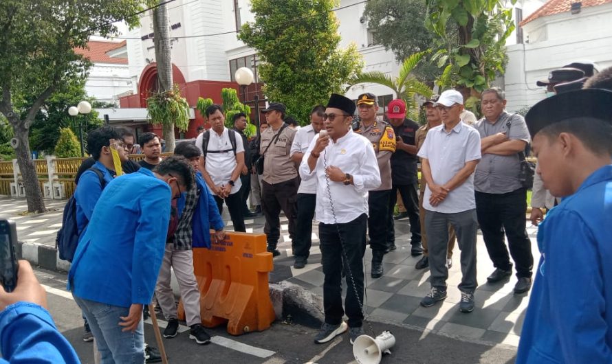 Aksi PMII Unitomo Surabaya Minta DPRD Kawal Pembatasan Peredaran Mihol