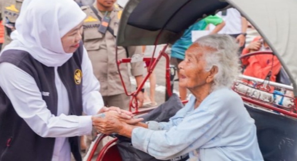Gubernur Khofifah Berbagi Kebahagiaan Berupa 1.500 Paket Sembako ke Warga Jawa Timur