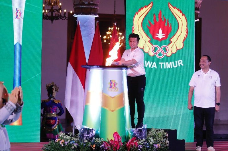 Plt Gubernur Jawa Timur Emil Elestianto Dardak menyulutkan api Porprov Jatim ke IX tahun 2025