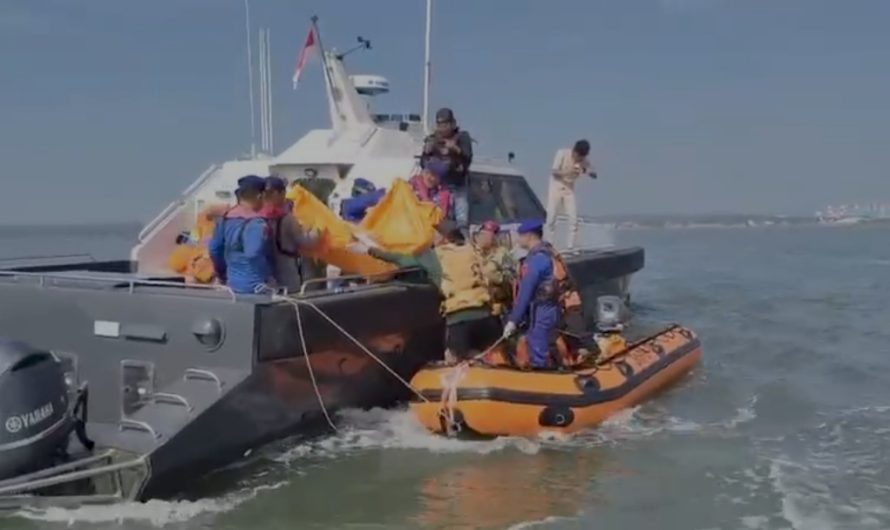 Tim SAR Ditpolairud Polda Jatim Temukan Dua Korban Perahu Terbalik di Perairan Pasuruan