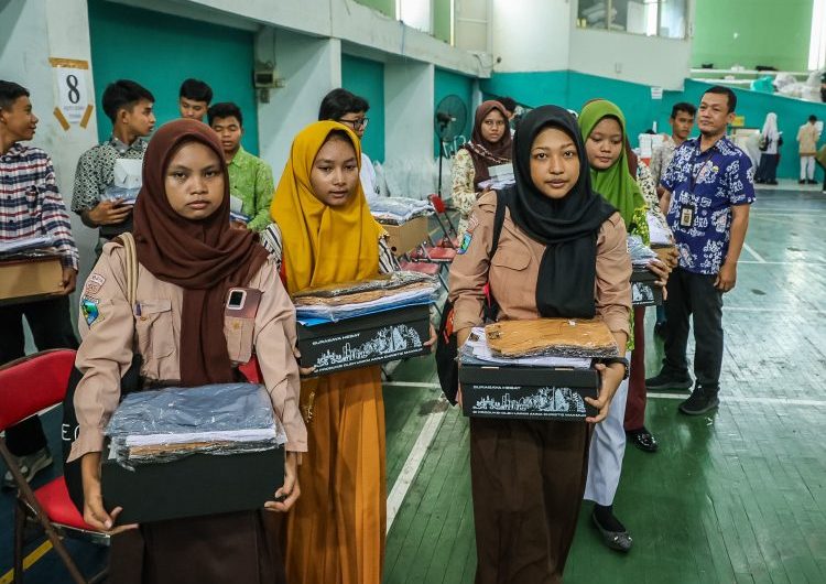 Eri Cahyadi Gelontor 6.144 Perlengkapan Sekolah Gratis Pelajar SMA/SMK Keluarga Miskin