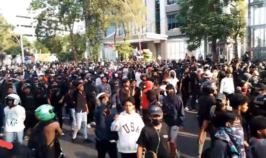Aksi Demo Di Grahadi Berakhir Ricuh,Massa Robohkan Pagar Hingga Bakar Sepeda Motor
