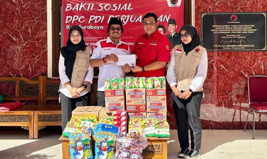 Baguna DPC PDI-P Surabaya Gelontor Bantuan Korban Kebakaran Dupak Timur dan Pasar PPI