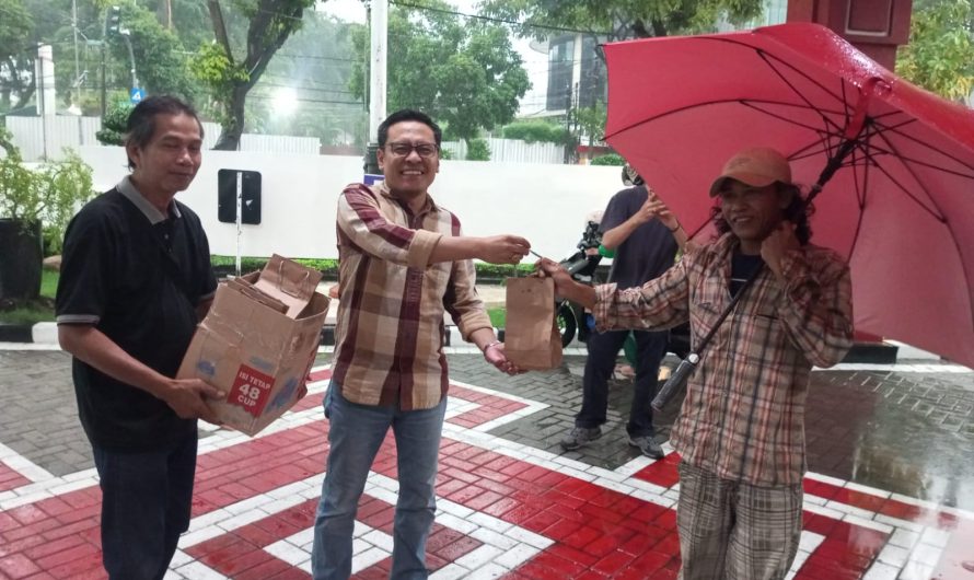 Jurnalis Dewan Surabaya Berbagi Takjil, Ratusan Paket Dibagikan untuk Pengendara