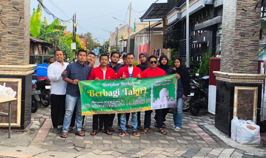 Berkah Ramadan, Warga Gang IV Tambak Medokan Ayu Bagikan Ratusan Takjil ke Pengguna Jalan