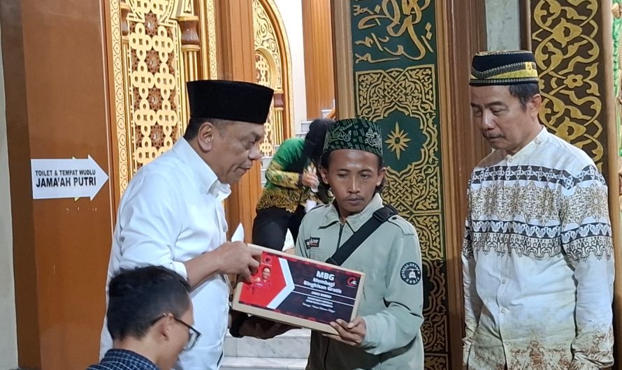Marbot Masjid di Rungkut Surabaya, Haru Terima MBG PDIP Dari Anas Karno di Malam Takbiran