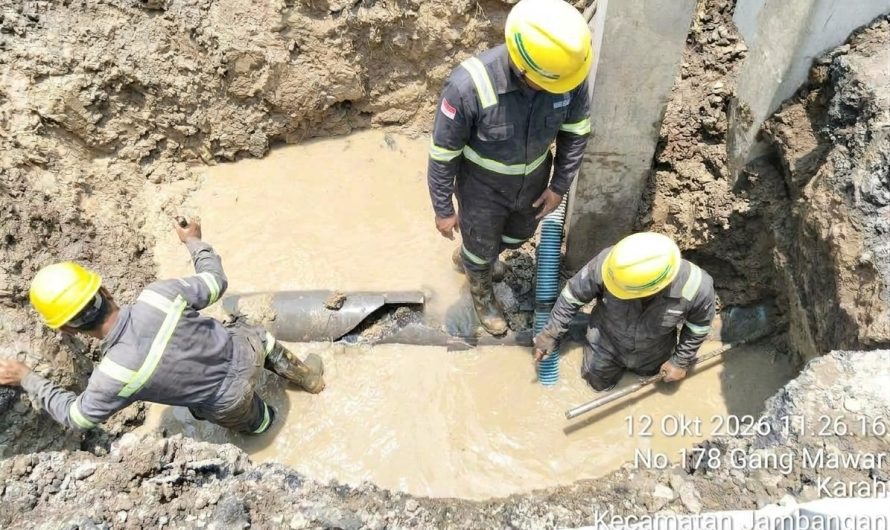 Perbaikan Pipa Bocor di Jalan Golf Gunungsari Imbas Pemancangan Pembangunan Jembatan di Kawasan Hotel Patra Surabaya